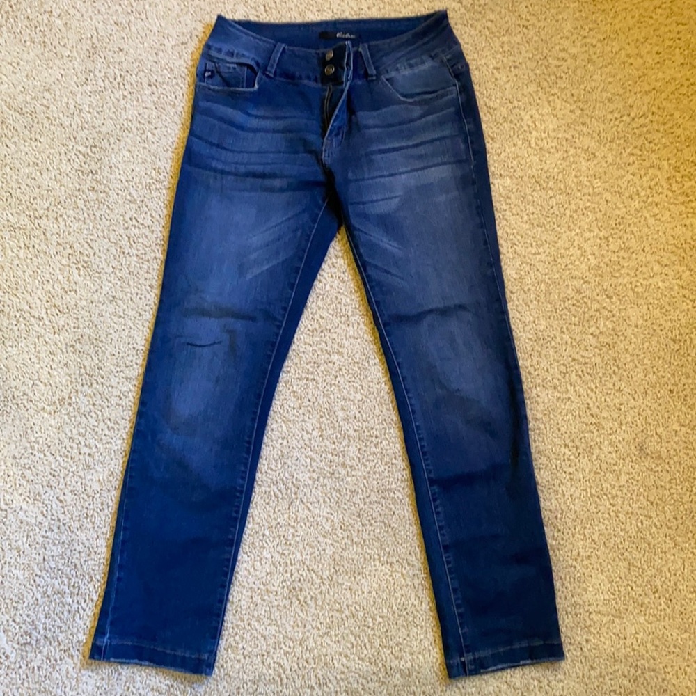 ✅KanCan Wms Jeans. Size 9/ 28. Dark jeans. Distressed detail. GREAT CONDITION.